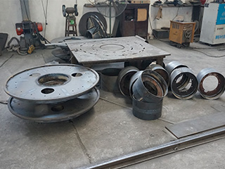 不銹鋼振動(dòng)篩分機(jī)制作現(xiàn)場(chǎng)